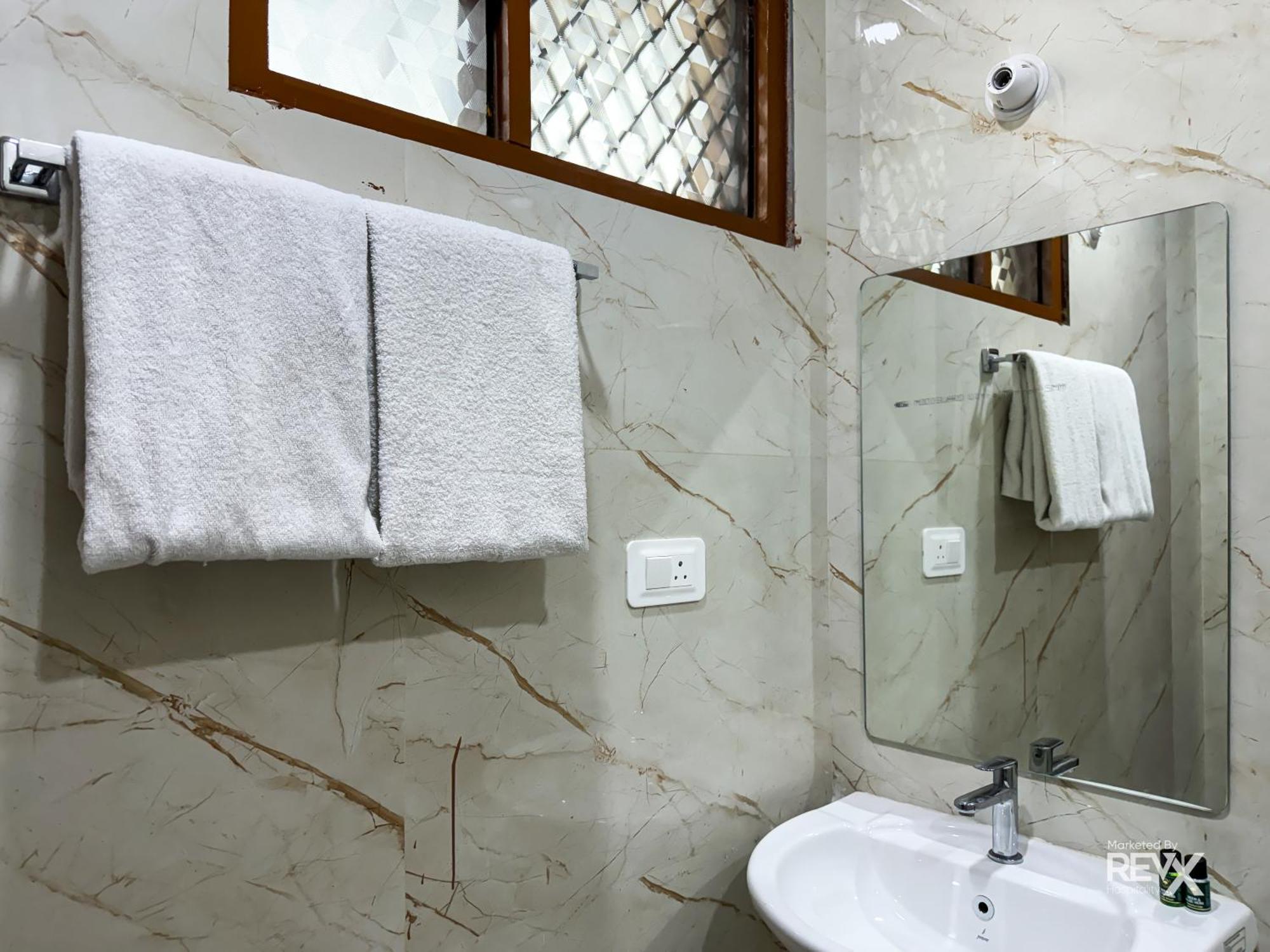 Guru Sadan A Luxe Stay Ayodhya Bagian luar foto