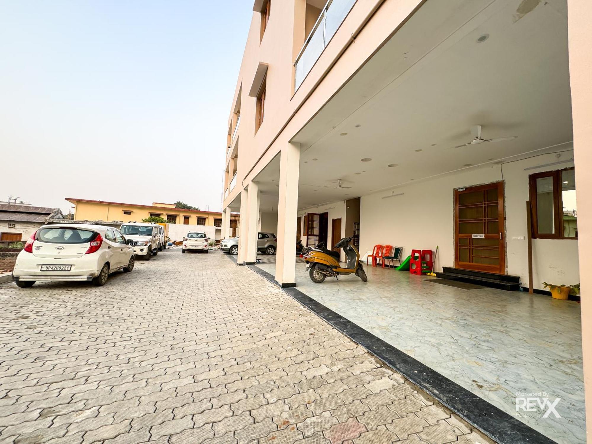 Guru Sadan A Luxe Stay Ayodhya Bagian luar foto