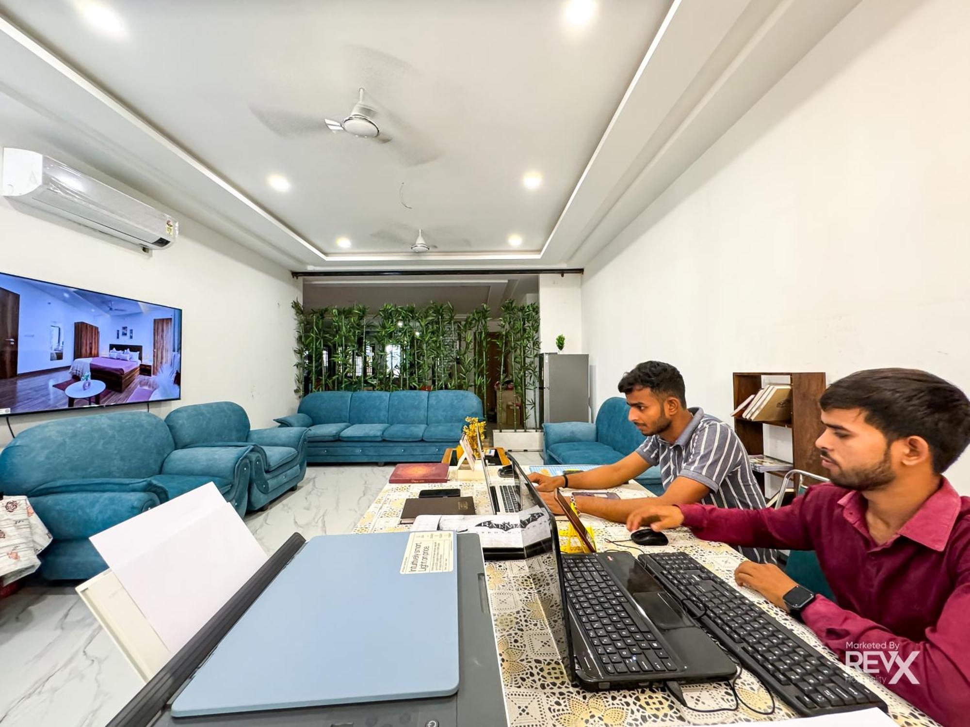 Guru Sadan A Luxe Stay Ayodhya Bagian luar foto