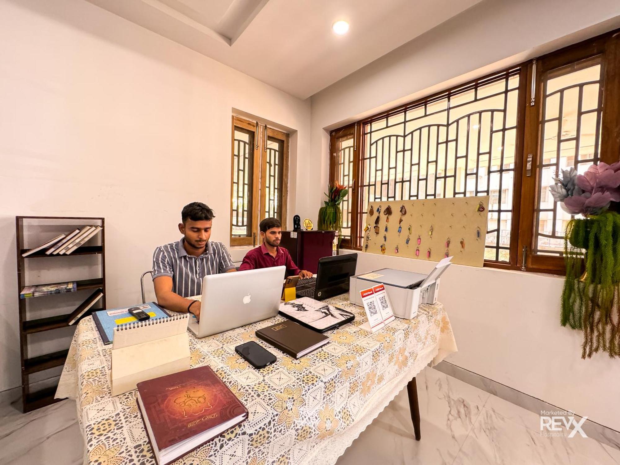 Guru Sadan A Luxe Stay Ayodhya Bagian luar foto