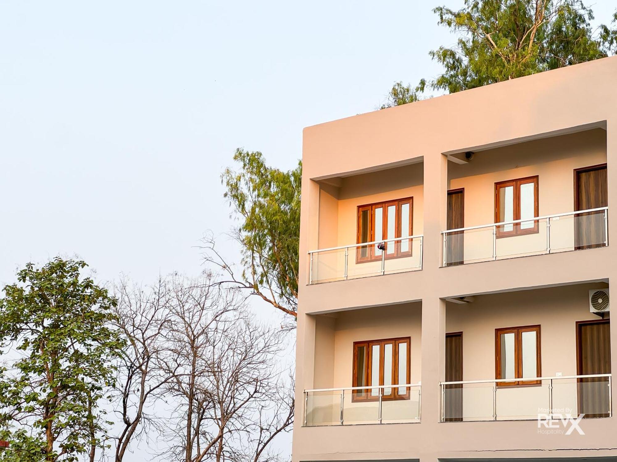 Guru Sadan A Luxe Stay Ayodhya Bagian luar foto